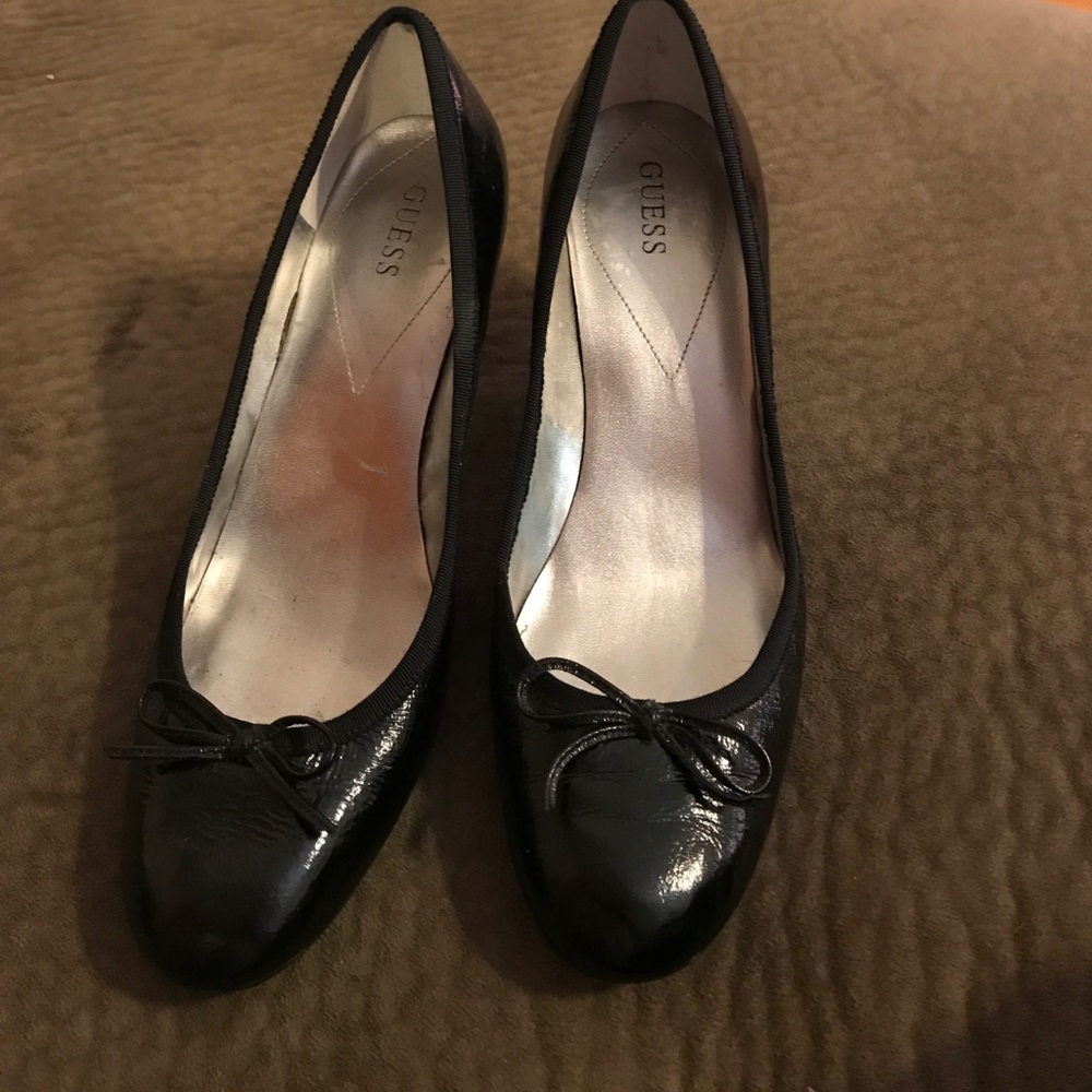 Guess patent leather pump